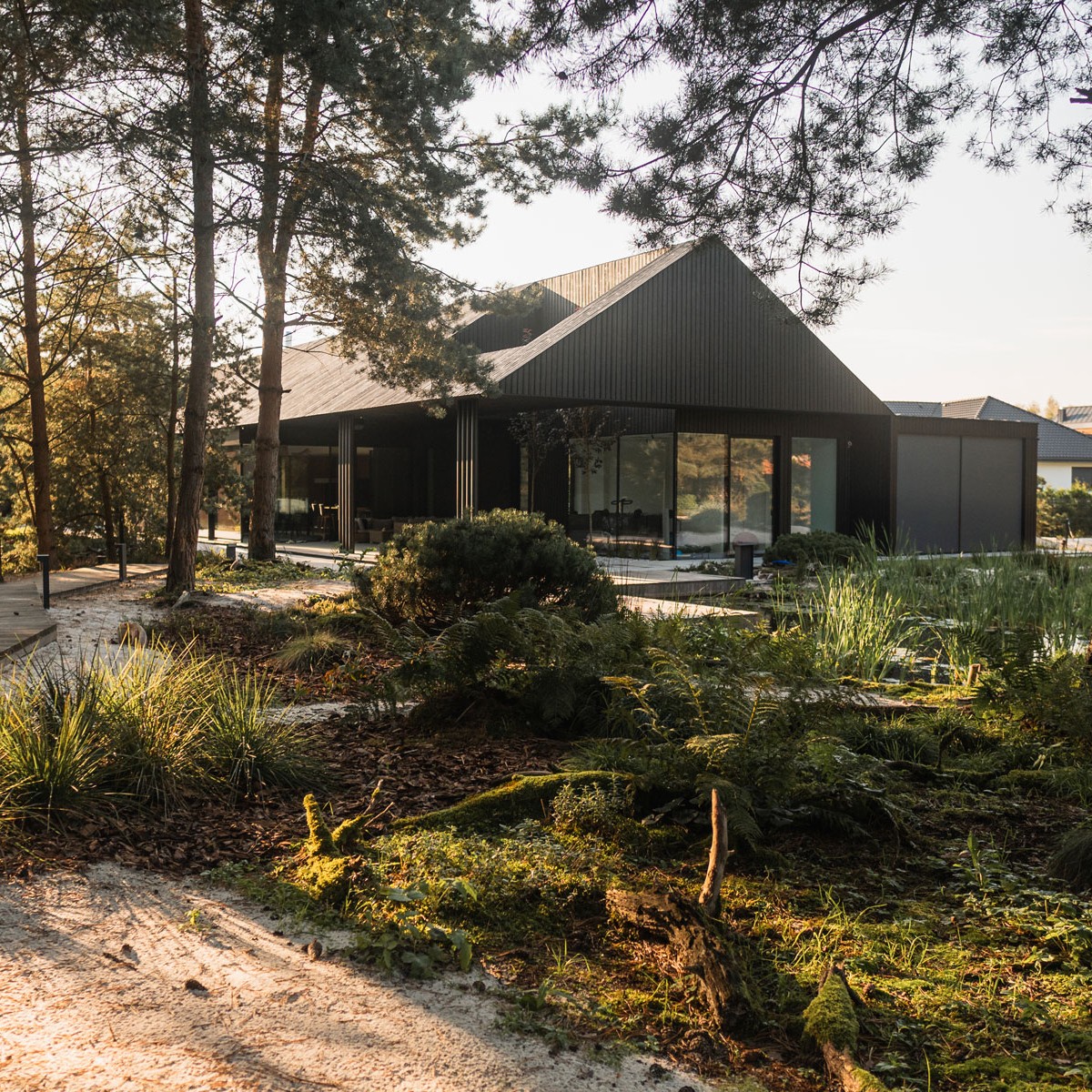 Harmonie du feu et de l’eau – une OAZA moderne dans la tendance Shou Sugi Ban